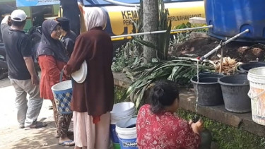 Puluhan Korban Banjir di kampung Depok, Kecamatan Sukawening Garut, Jawa Barat Masih Bertahan di Pengungsian, Warga Membutuhkan Air Bersih Untuk Masak Dan Mandi.