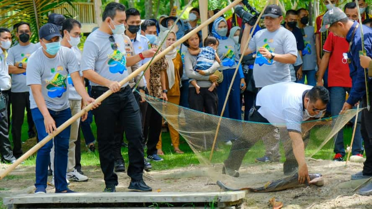Tradisi Bekarang Ribuan Warga Berebut Ikan di Danau
            - galeri foto