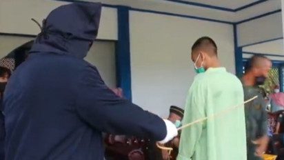 Tiga Warga yang Terbukti Main Judi Online di Aceh Dihukum Cambuk