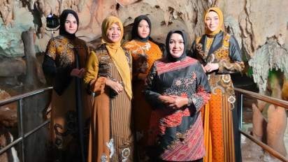 Dongkrak Ekonomi Pasca Pandemi Covid-19, Dekranasda Lamongan Gelar Fashion Show Week Batik