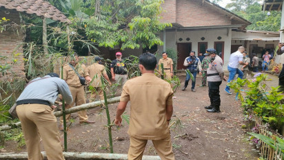 Dipicu Kalah dalam Pemilihan, Seorang Calon Kades Blokade Jalan dengan Bambu