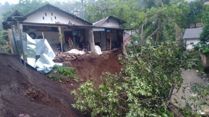 Tembok Penahan Tanah Ambrol, Perumahan PTPN XII Terancam Longsor