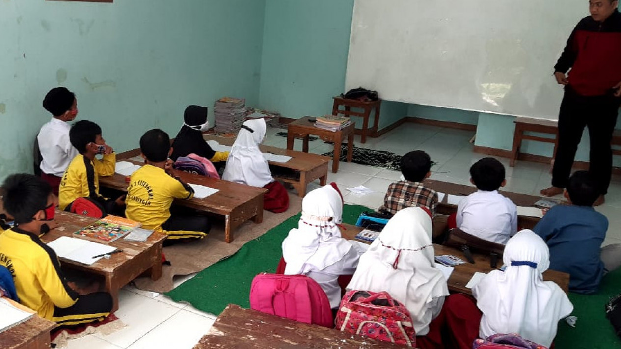 Miris! Siswa-Siswi SDN 3 Cijengkol Belajar di Mushola
            - galeri foto
