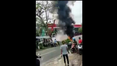 Diduga Lupa Menutup Tangki Motor, Sebuah Motor Tua Hangus Terbakar