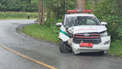Mobil Ambulans RSUD FL Tobing Kota Sibolga Laka Tunggal di Tarutung