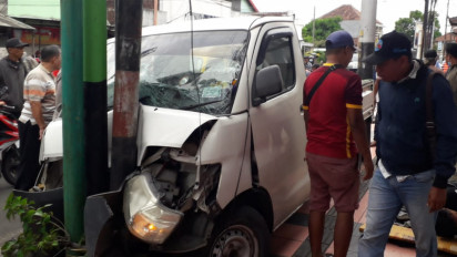 Diduga Mengantuk, Mobil Pick Up Tabrak Tiang Listrik