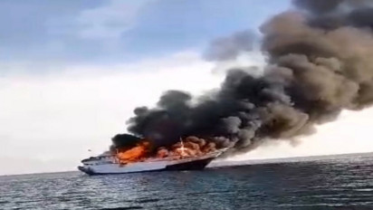 Kapal KMN Berkat Niaga yang Bermuatan Karet Terbakar di Perairan Bembang Jebus Pulau Bangka