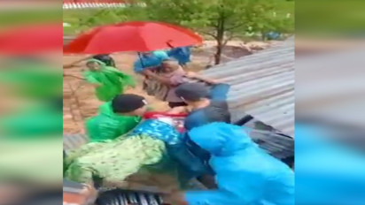 Proses Evakuasi Seorang Pelajar SMP yang Tewas Tertimbun Longsor di Kabupaten Toraja Utara Berlangsung Dramatis