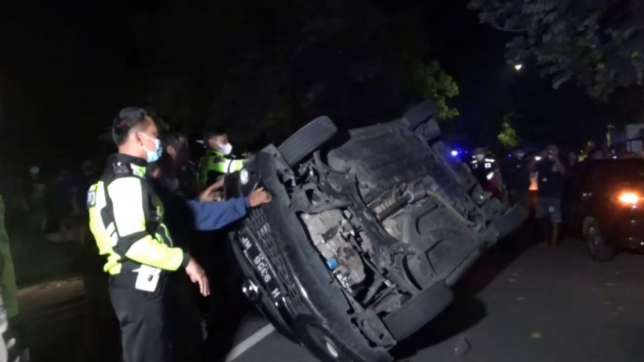 Diduga Sopir Mabuk, Sebuah Mobil Minibus Hantam Sedan yang Parkir Hingga Terbalik
            - galeri foto