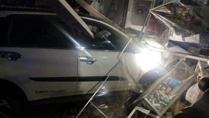 Gara-Gara Mengantuk, Sopir Minibus di Blitar Tabrak Apotek