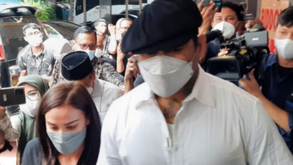 Nora Alexandra Sedih Suaminya Jerinx Ditahan di Polda Metro Jaya atas Kasus Pengancaman Adam Deni