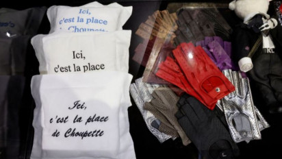 Barang Pribadi Ikonis Milik Desainer Chanel Karl Lagerfeld Akan Dilelang