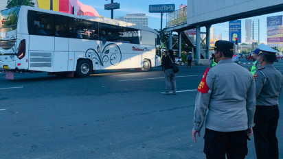 Reuni 212, Polisi Sekat Massa di 9 Titik di Kota Bekasi untuk Mencegah Warga Bekasi Menghadiri Reuni yang Digelar di Jakarta