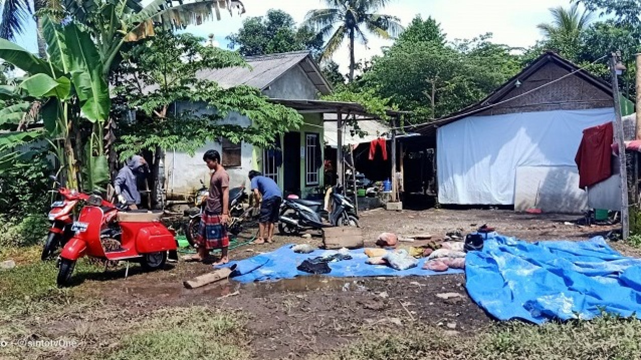 Banjir Rendam Sejumlah Wilayah di Jember setelah Hujan Tiga Jam, Santri Ponpes Baitul Ilmi Bersih-Bersih
            - galeri foto
