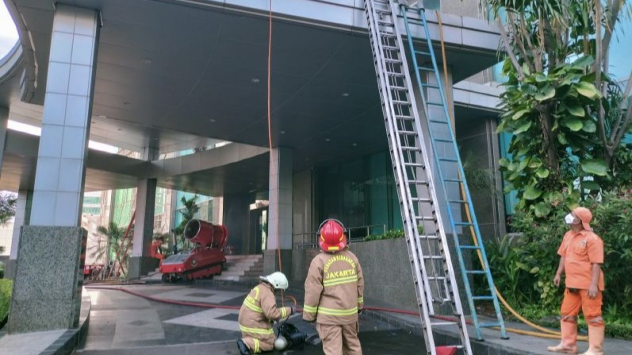 Jumlah Korban Tewas Kebakaran di Gedung Cyber Bertambah Menjadi 2 Orang
            - galeri foto