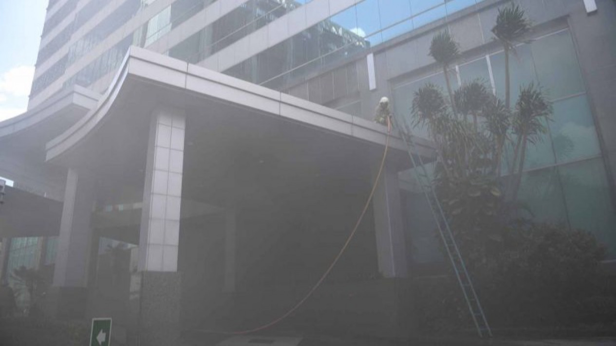 Petugas Periksa Ruang Server Gedung Cyber
            - galeri foto