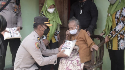 Para Lansia di Kabupaten Pemalang Dapat Pelayanan Vaksinasi dan Bantuan Sembako