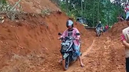 4 Hari Terisolasi, Jalan Penghubung Kecamatan di Toraja Utara Akhirnya Bisa Dilalui Warga