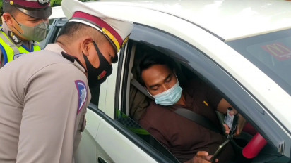 Tandai Pemudik Nataru di Cirebon, Polisi Pasang Stiker di Kendaraan Pendatang