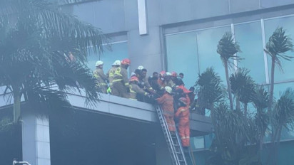 Pastikan Penyebab Kebakaran, Polisi Olah TKP Gedung Cyber 1 Mampang