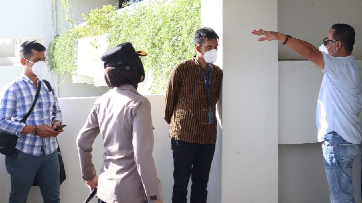 Polisi Kantongi Indentitas Perempuan yang Melakukan Aksi Eksibisionis di Bandara YIA Kulon Progo
            - galeri foto