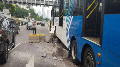 Bus TransJakarta Tabrakan Lagi, Kali Ini di di Depan Ratu Plaza