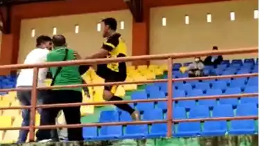 Saktiawan Sinaga Menendang Penonton di Tribun
