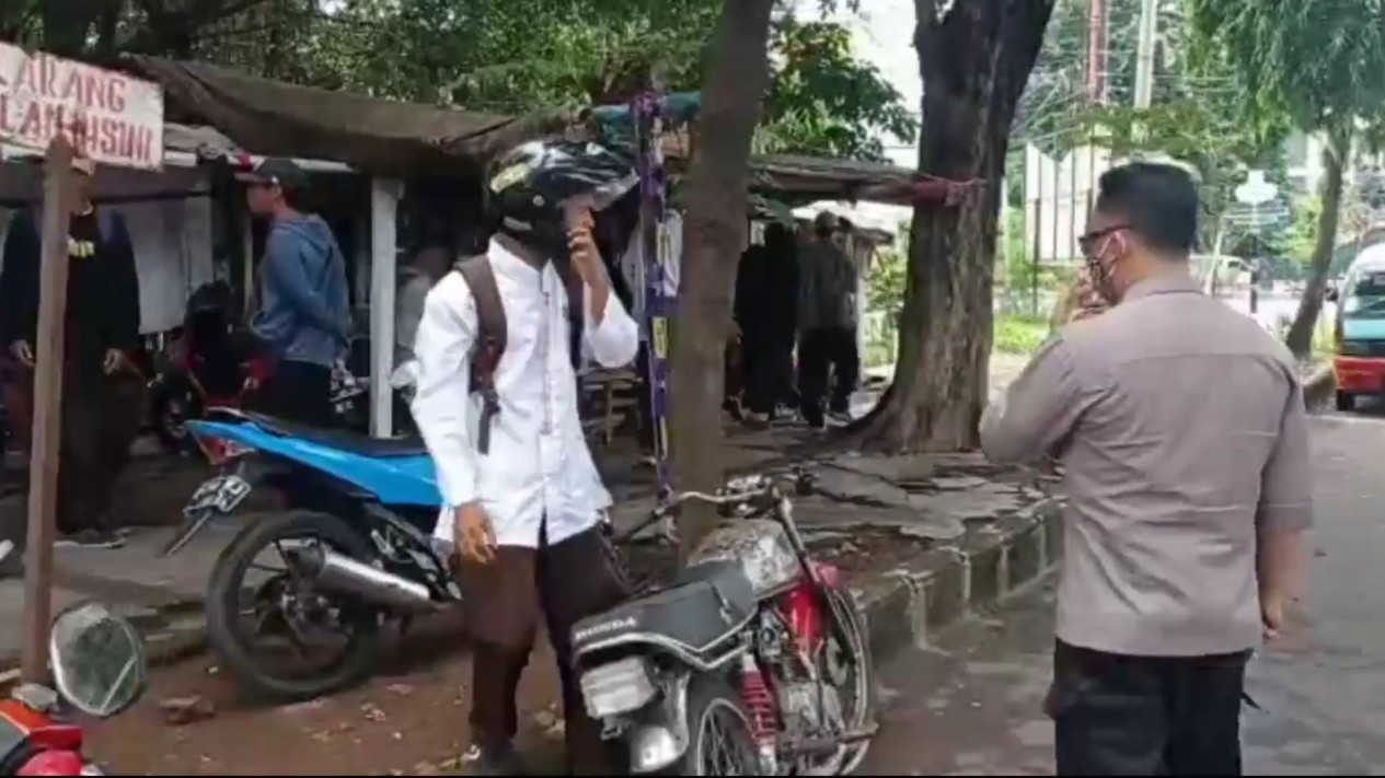 Polisi Bubarkan Kerumunan Pelajar Yang Hendak Tawuran di Kota Cirebon
            - galeri foto