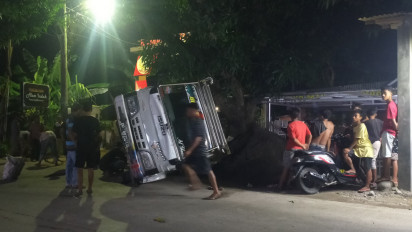 Terperosok ke Saluran Air Sedalam 2 Meter, Truk Pengangkut Pasir Terguling Nyaris Timpa Penjual Gorengan
