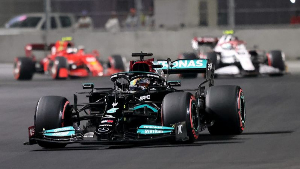 Lewis Hamilton Kembali Catatkan Waktu Tercepat di Sirkuit Corniche, Jeddah, Arab Saudi
            - galeri foto