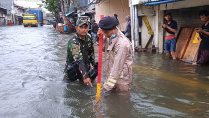 Banjir Rob Terjang Jakarta Utara, Aktivitas Bongkar Muat di Pelabuhan Lumpuh