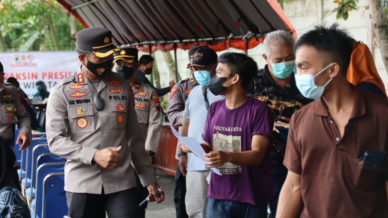 Berwisata di Pantai Widuri Pemalang, Pengunjung Bisa Vaksin Covid-19 di Gerai Si Sambar
            - galeri foto