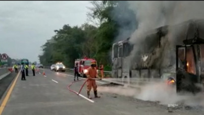Bus Bermuatan 30 Penumpang Terbakar di Tol Ungaran - Bawen Kilometer 433