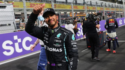 Hamilton Rebut Pole Position GP Arab Saudi Ketika Verstappen Tabrak Pagar Pembatas di Tikungan Akhir