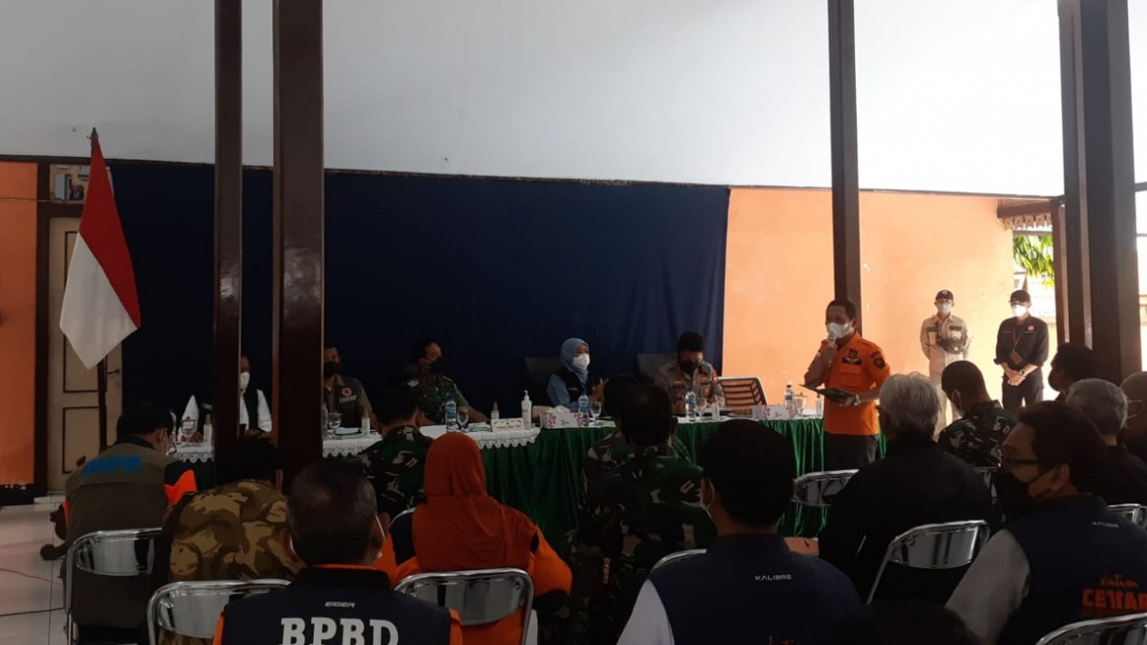 Erupsi Semeru, Gubernur Jatim Pimpin Rakor Penanggulangan Bencana 
            - galeri foto