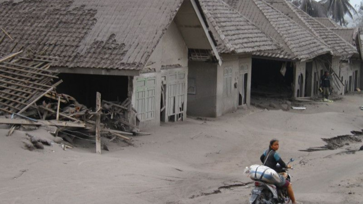 Erupsi Semeru, Relawan Temukan Jenazah Seorang Ibu Gendong Bayi
            - galeri foto