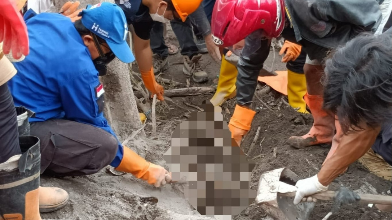 Erupsi Semeru, Tim SAR Evakuasi Tiga Jenazah Tertimbun Pasir Lahar Dingin Sedalam 1 Meter
            - galeri foto