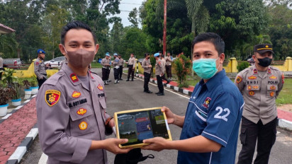 Maraknya Penipun oleh Pinjol Ilegal, Polres Bateng Bagikan 1000 Lembar Leaflet Edukasi