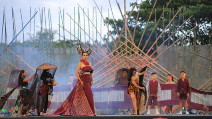 Athan Siahaan Sukses Gelar Fashion Show dengan Kain Ulos Sepanjang 30 Meter di Festival Payung Nusantara