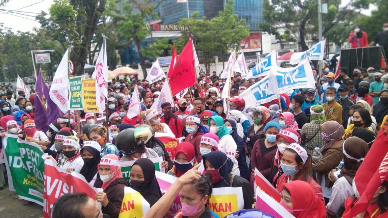 Unjuk Rasa Tuntut Revisi UMP, Buruh: Gubernur Sumut Tidak Sesuai Janji
            - galeri foto