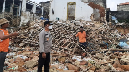 Diterjang Gelombang Tinggi dan Angin Kencang Rumah warga di Pesisir Pantai Sumenep Porak-Poranda