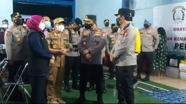 Kapolri Tinjau Posko Pengungsian Di Aula Dwijaraharja Candipuro