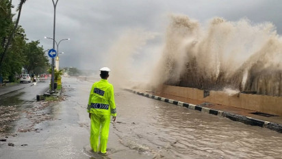 Ngeri... Ini Penampakan Ombak Tinggi yang Hantam Wilayah Pesisir Pantai Parepare Sulsel