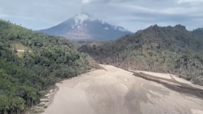 Semeru Masih Erupsi, Kapolri Listyo Sigit Pantau Alur Lahar di Kabupaten Lumajang dengan Helikopter