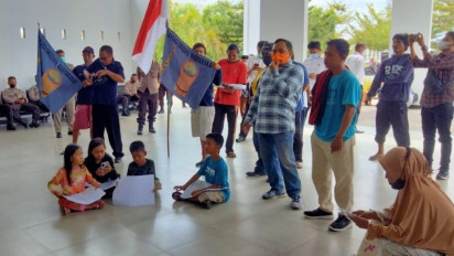 Siswa SD di Palopo, Demo DPRD, Gara-Gara Kartu Vaksin
