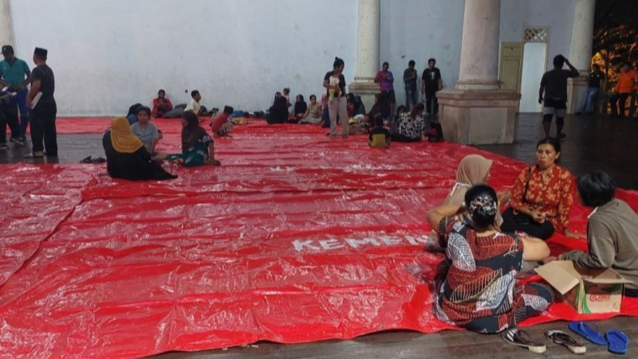 582 Warga Kota Ternate Mengungsi Imbas Gelombang Air Pasang
            - galeri foto