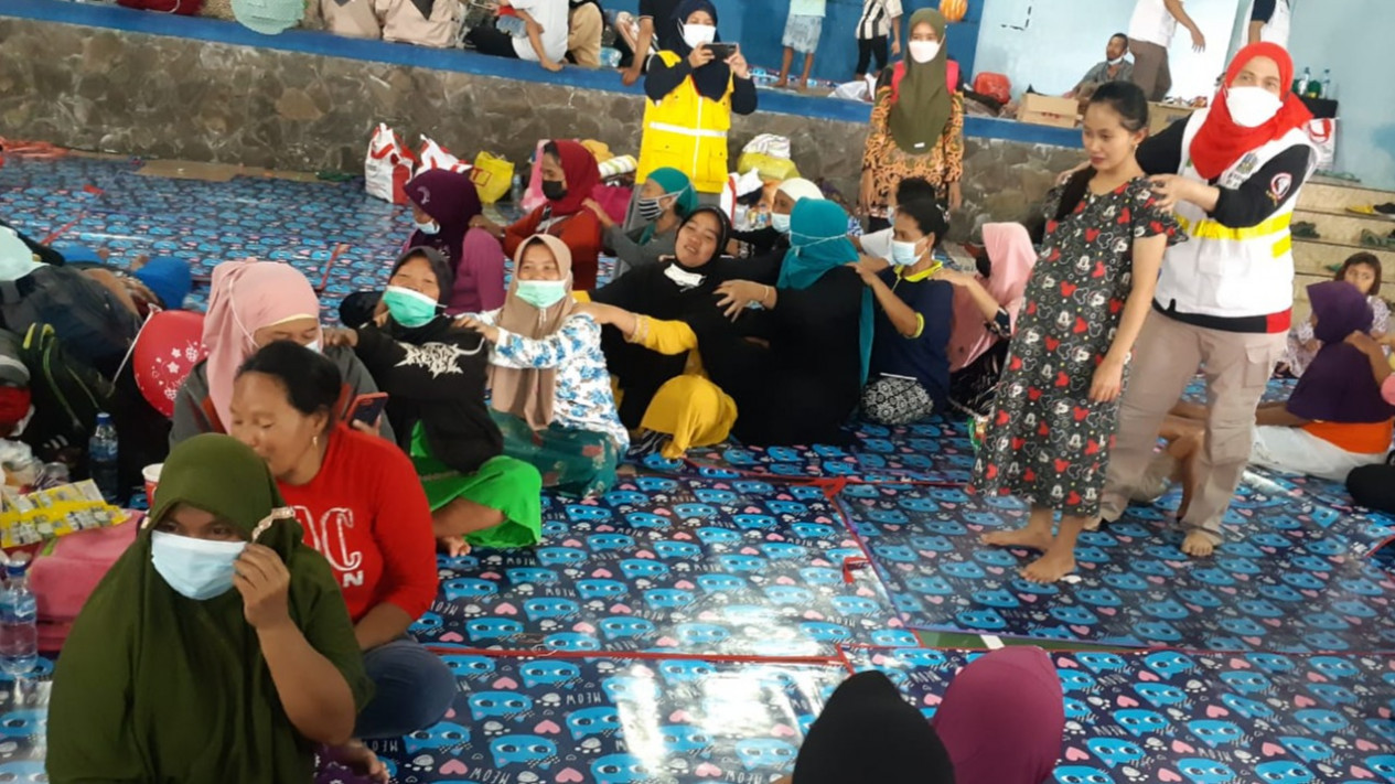 Ibu-Ibu Korban Erupsi Semeru Saling Pijat di Pengungsian: Hilangkan Pusing dan Tingkatkan Imun
            - galeri foto
