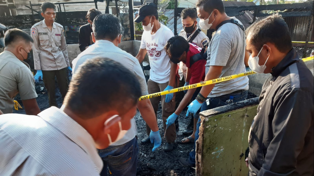 Kebakaran Landa Pemukiman Padat Penduduk, Tiga Orang Tewas Satu Diantaranya Masih Balita
            - galeri foto