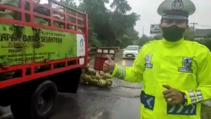 Bikin Senyum... Sedang Laporan Situasi, Polantas Sidrap Dikagetkan Tabung "Melon" LPG Berhamburan Ke Jalan Raya