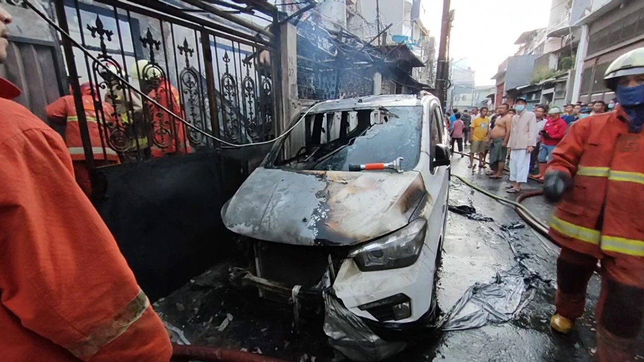 Dua Rumah Terbakar di Tambora Jakbar, Empat Orang Tewas Terjebak Api
            - galeri foto